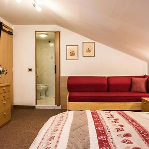 Camera con letto queen size su attico su attico